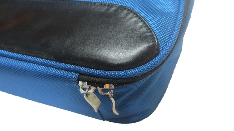 藍(lán)色帆布汽車工具包拉牌細(xì)節(jié)